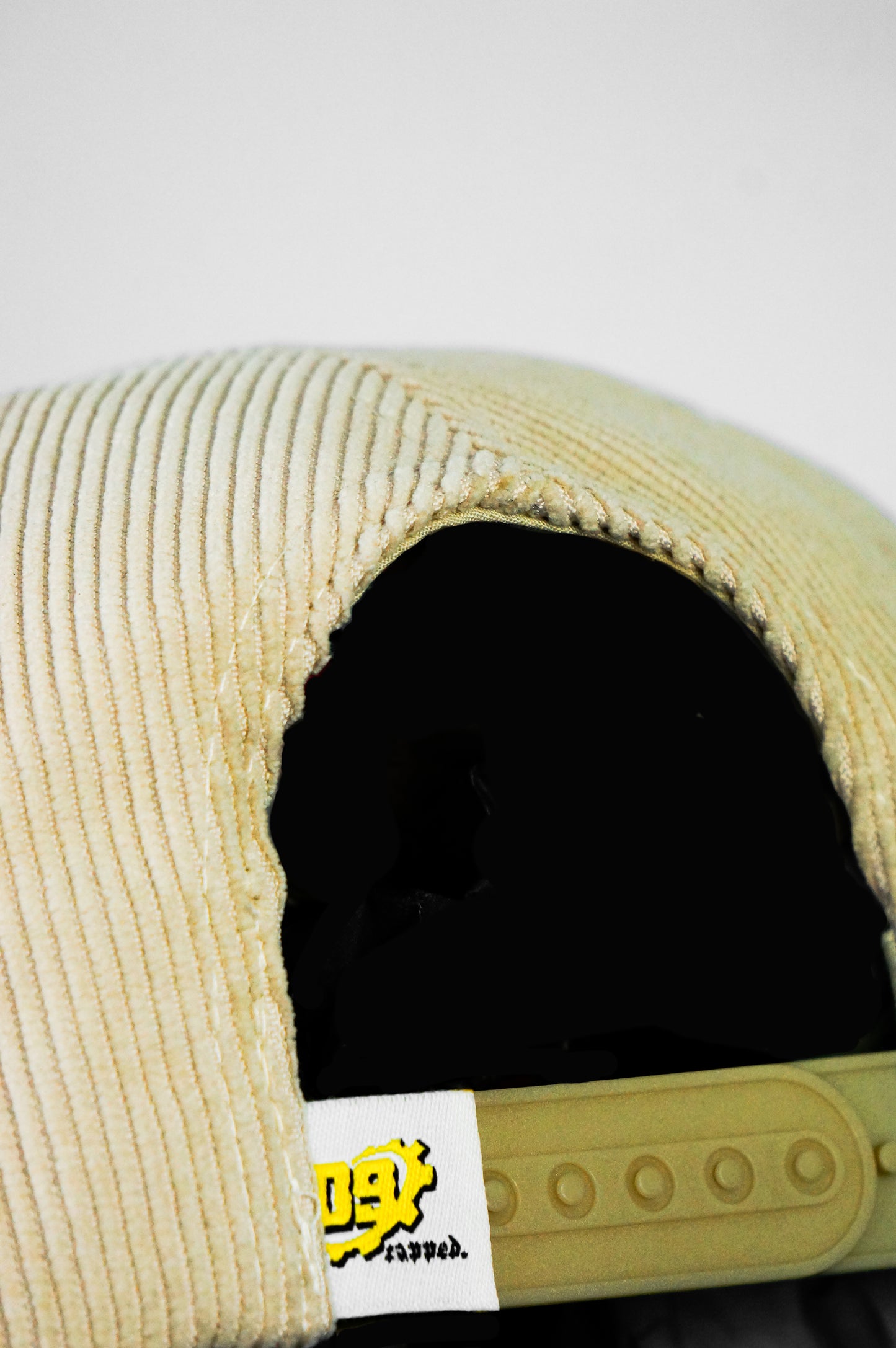 09 Capped Classic - Corduroy Beige & Black