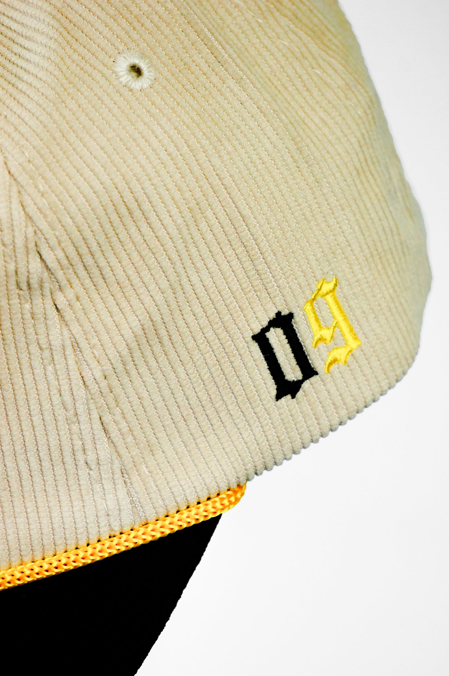 09 Capped Classic - Corduroy Beige & Black